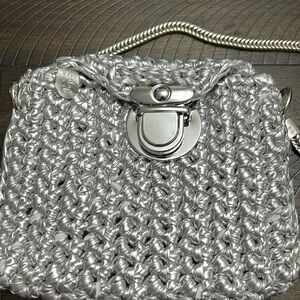 Bolsita. Pequeña 
Plateada. Tejida. Lavable. Resistente
